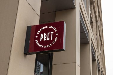 Bej bir binanın ön cephesine asılmış Pret A Manger tabelasının düşük açılı görüntüsü, organik kahve ve taze yapılmış yemek metni içeriyor. Londra, İngiltere, 25 Aralık 2023