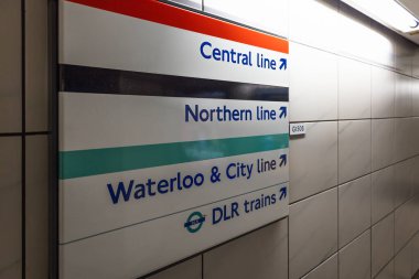 Merkez, Kuzey, Waterloo, Şehir Hatları ve DLR trenlerini gösteren bir Londra metro istasyonundaki yön işareti..