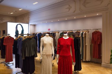 Moda kıyafetleri ve mankenlerle donatılmış modern bir giyim mağazası. Londra, İngiltere, 31 Aralık 2023