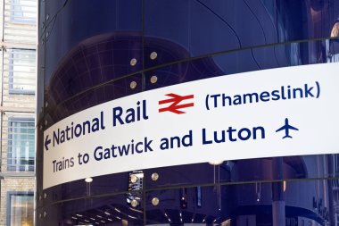 Modern bir Londra tren istasyonundaki Gatwick ve Luton havaalanlarına yolcuları yönlendiren bir Ulusal Demiryolu Thameslink tabelasının yakınında. Londra, İngiltere, 14 Ocak 2024