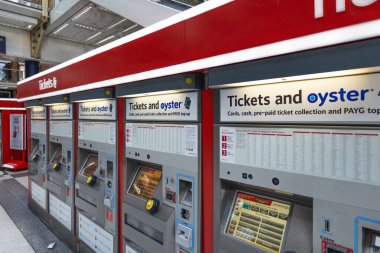 Bir dizi otomatik bilet otomatı Londra metro istasyonunda bilet almak ve istiridye kartlarını doldurmak için. Londra, İngiltere, 11 Şubat 2024
