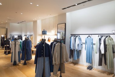 Elbise rafları olan modern bir giyim mağazası. Londra, İngiltere, 17 Şubat 2024