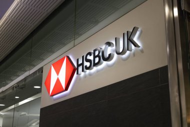 Aydınlatılmış HSBC UK logosunu ve bir banka şubesinin dış kısmındaki tabelayı kapatın. Londra, İngiltere, 17 Şubat 2024