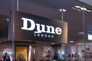 Modern bir alışveriş merkezinde asılı olan Dune London mağazasının tabelasını kapat. Ünlü İngiliz ayakkabıları ve aksesuar markası perakende satış mağazası. Londra, İngiltere, 17 Şubat 2024