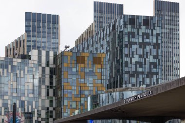 Greenwich Yarımadası 'nda geometrik cepheli modern apartman binaları. Londra, İngiltere, 17 Şubat 2024