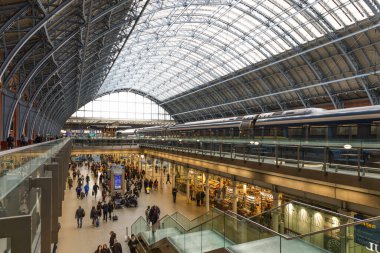 Londra 'daki St Pancras Uluslararası İstasyonu' nun göz kamaştırıcı iç mekanı Viktorya dönemi Barlow tren hangarının çatısı, Eurostar platformu ve yoğun yolcu salonu sergilenmektedir. Londra, İngiltere, 25 Şubat 2024