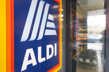 Mağazanın dışındaki Aldi süpermarket logosu işaretini kapat. Ünlü Alman indirimli market zinciri girişi. Londra, İngiltere, 3 Mart 2024