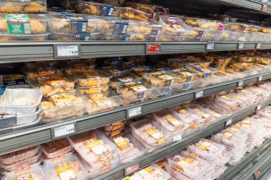 Süpermarket raflarında sıra sıra paketlenmiş yiyecekler. Bir marketin koridorunda dondurulmuş et ve uygun yemekler. Gıda enflasyonu ve yaşam masrafları için perakende satış. Londra, İngiltere, 3 Mart 2024