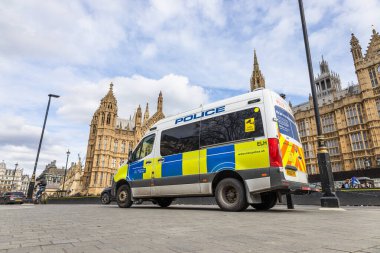 Londra 'nın merkezindeki tarihi hükümet binalarının yanındaki İngiliz polis aracı. Londra, İngiltere, 16 Mart 2024