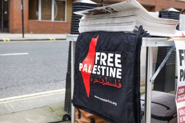 Bir sokak direğine iliştirilmiş özgür Filistin protesto posteri, modern siyasi aktivizmi, insan hakları bilincini ve şehir ortamındaki halk hareketlerini yakalıyor. Londra, İngiltere, 16 Mart 2024