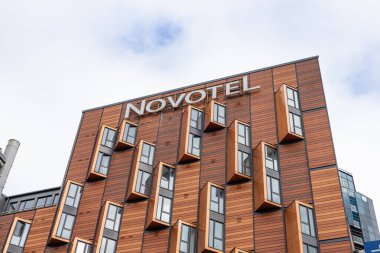 Novotel Londra 'nın dış görünüşü canlı bir şehir ortamında çağdaş otel mimarisini sergiliyor. Londra, İngiltere, 17 Mart 2024