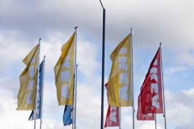 IKEA mobilya mağazasının dış tarafında kurumsal bayraklar var. Londra, İngiltere, 17 Mart 2024