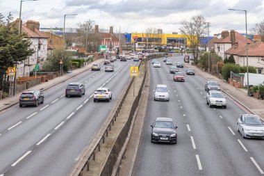 Kalabalık bir şehir otoyolu manzarası ve metropoliten alanda hareket eden arabalar. Londra, İngiltere, 17 Mart 2024