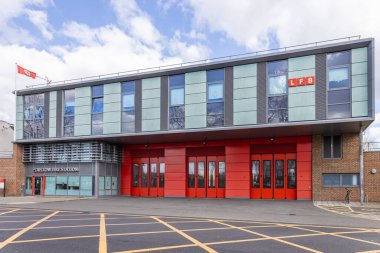 Şehir Plaistoe itfaiye binası ön cephesi ve işlevsel garaj kapıları. Londra, İngiltere, 24 Mart 2024