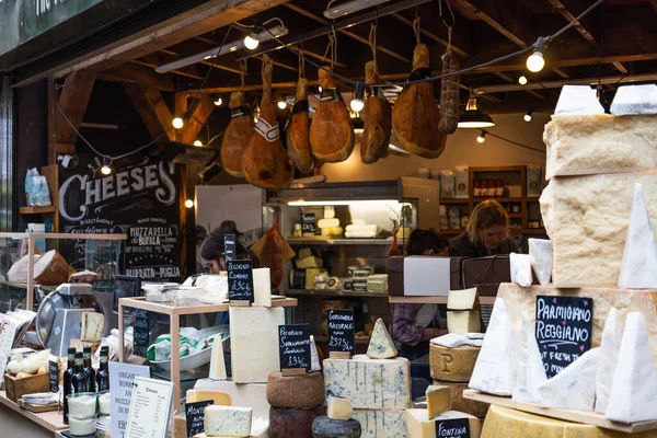 Londra 'daki ünlü Borough Market' te canlı bir sanat eseri peynir ve kurutulmuş et sergisi, gurme yemek kültürü ve geleneksel market tezgahları sergileniyor. Londra, İngiltere, 29 Mart 2024