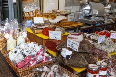 Londra 'da popüler bir markette taze pişmiş et ve satılık özel yiyecekler. Çeşitli gurme malzemeleri sergilenen otantik bir atmosfer. Londra, İngiltere, 29 Mart 2024