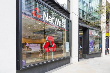 Modern bir şehir caddesinde tanınan kırmızı logo ve kurumsal tabelanın yer aldığı NatWest banka şubesinin dış görünüşü. Londra, İngiltere, 29 Mart 2024