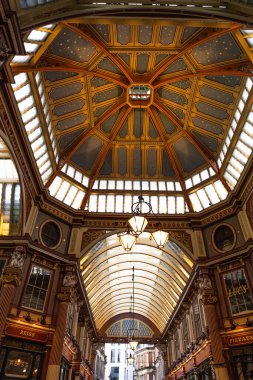 Londra 'daki Leadenhall Market' in tarihi Viktorya dönemi mimarisi ve süslü cam çatısının ayrıntılı görüntüsü, ünlü bir dönüm noktası ve çekim yeri. Londra, İngiltere, 29 Mart 2024