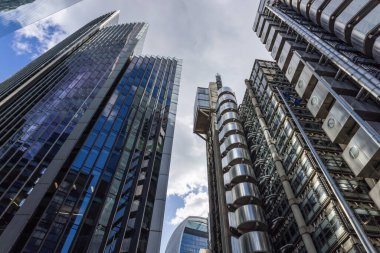 Londra iş merkezinde küresel finans ve ticari gayrimenkul gelişimini temsil eden çarpıcı modern mimari ve yüksek katlı cam kuleler.
