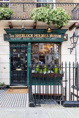 Londra Baker Caddesi 'ndeki Sherlock Holmes Müzesi' nin ön manzarasında yeşil ahşap cephe, siyah ön kapı ve Viktorya dönemi demir parmaklıkları görülüyor. Londra, İngiltere, 1 Nisan 2024