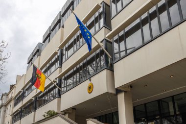 Ön cephede Alman ulusal bayrağı ve Avrupa Birliği bayrağı bulunan Londra 'daki Alman Büyükelçiliği binasının alçak açılı görüntüsü. Londra, İngiltere, 6 Nisan 2024