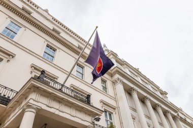 Londra 'daki Brunei Darussalam Yüksek Komisyonu binasının alçak açılı görüntüsü bulutlu bir gökyüzüne karşı ulusal bayrak sallıyor. Londra, İngiltere, 6 Nisan 2024