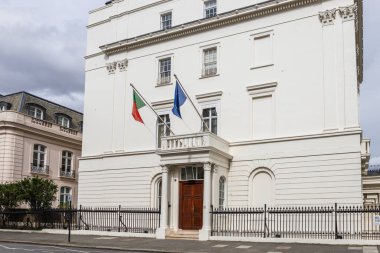 Girişin üzerinde Portekiz ve Avrupa Birliği bayrakları dalgalanan beyaz neoklasik mimarinin yer aldığı Londra 'daki Portekiz Büyükelçiliği binasının dış görünüşü. Londra, İngiltere, 6 Nisan 2024