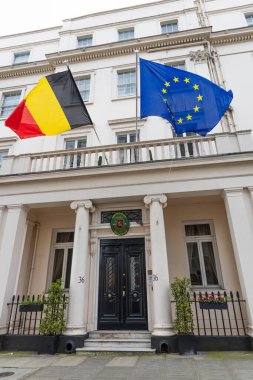 Londra 'daki Belçika Büyükelçiliği binasında klasik bir beyaz balkondan dalgalanan Belçika bayrağı ve Avrupa Birliği bayrağı yer alıyor. Londra, İngiltere, 6 Nisan 2024