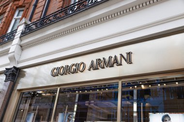Lüks bir perakende mağazası girişinin üstündeki altın kaplamalı Giorgio Armani logosunun yakın görüntüsü. Londra, İngiltere, 6 Nisan 2024
