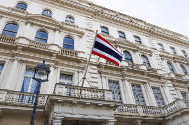 Londra 'daki Tayland Kraliyet Elçiliği' nin dışında neoklasik mimari detaylar ve Tayland bayrağı yer alıyor. Londra, İngiltere, 7 Nisan 2024