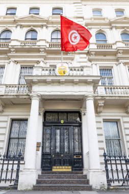 Tunus bayrağı, beyaz neoklasik mimari ve siyah ahşap kapıların yer aldığı Londra 'daki elçilik binasının büyük girişinin üzerinde dalgalanıyor. Londra, İngiltere, 7 Nisan 2024