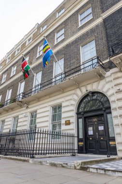 Londra 'daki Portland Place' de bulunan Kenya Yüksek Komisyonu binasının dış manzarasında Gürcü mimarisi ve ulusal bayraklar yer alıyor. Londra, İngiltere, 14 Nisan 2024