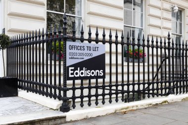 Mevcut ofis alanı için profesyonel emlak tabelası klasik mimari detaylarla birlikte tarihi bir şehir binasının önünde sergileniyor. Londra, İngiltere, 14 Nisan 2024