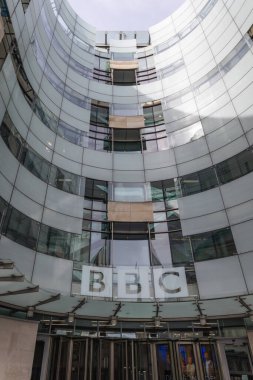 Londra 'daki BBC Yayın Evi' nin kendine özgü eğri büğrü cam cephe ve logosunun ikonik görüntüsü. Londra, İngiltere, 14 Nisan 2024