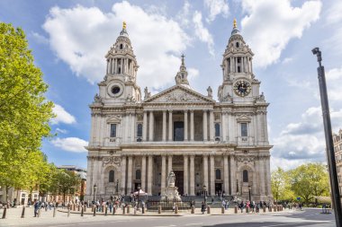 St Pauls Katedrali 'nin ikiz kuleleri ve mavi gökyüzünün altında barok detayları olan ikonik cephesi. Londra, İngiltere, 5 Mayıs 2024