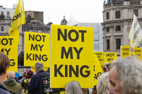 Bir grup insan, İngiliz monarşisine karşı açık sarı pankartlı cumhuriyet protestosu için Londra 'da toplandı. Londra, İngiltere, 5 Mayıs 2024