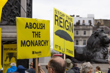 Protestocular, Londons Trafalgar Meydanı 'nda düzenlenen bir gösteride monarşinin kaldırılmasını ve saltanatın durdurulmasını söyleyen sarı tabelalar sergiliyorlar. Londra, İngiltere, 5 Mayıs 2024