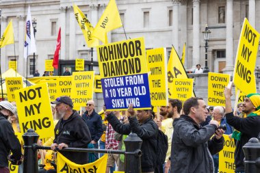 Göstericiler, monarşi karşıtı bir protesto sırasında üzerinde 