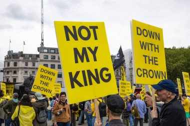 Protestocular, İngiliz monarşisine karşı düzenlenen gösteri sırasında üzerinde kralımın değil, kralın ve kralın adı yazılı sarı pankartlar taşıyorlar. Londra, İngiltere, 5 Mayıs 2024