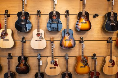 Gibson 'ın akustik gitar koleksiyonu Gibson Garajı' nın içindeki ahşap duvarda sergileniyordu. Londra, İngiltere, 11 Mayıs 2024