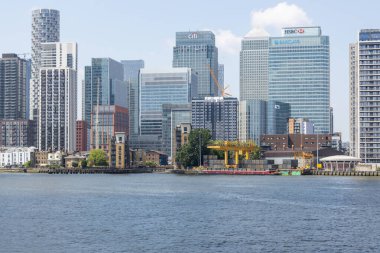 Canary Wharf 'ın finans bölgesi gökdelenleri ve Thames Nehri' nin karşısından izlenen inşaat çalışmalarının yer aldığı geniş bir görüntü. Londra, İngiltere, 19 Mayıs 2024