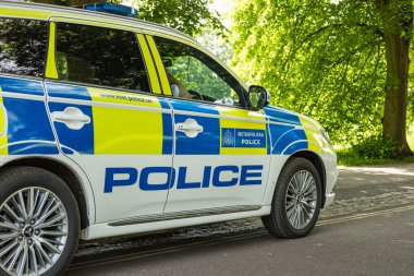 Birleşik Krallık 'tan bir kolluk kuvvetleri aracının detaylarını kapatın. Polis kelimesi arabanın yan panelinde açıkça görülebiliyor. Londra, İngiltere, 19 Mayıs 2024