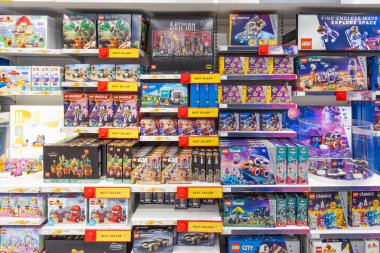 Bir oyuncakçı reyonunun arka planı. Ticari bir mağaza ortamında istiflenmiş çeşitli kutular ve ürünlerle dolu. Londra, İngiltere, 2 Haziran 2024
