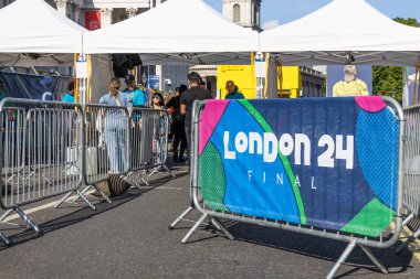 UEFA Şampiyonlar Ligi etkinliği sırasında metal bir kalabalığı kontrol bariyerine eklenmiş renkli Londra 24 Final afişi. Londra, İngiltere, 2 Haziran 2024