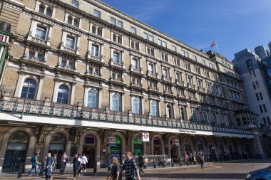 Londra 'daki Charing Cross tren istasyonunun açık mavi gökyüzünün altındaki tarihi cephesinin geniş açılı görüntüsü. Londra, İngiltere, 2 Haziran 2024
