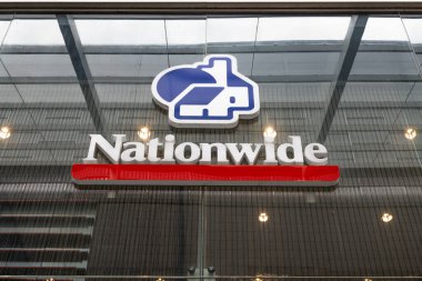 Ülke çapındaki İnşaat Derneği 'nin logosu ana cadde şubesinin camında sergileniyor. Londra, İngiltere, 22 Haziran 2024