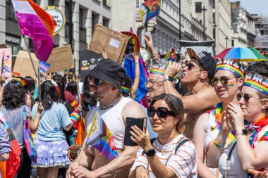 Gökkuşağı bayrakları ve çeşitli katılımcıların yer aldığı 2024 Onur Yürüyüşü için Londra sokaklarında neşeli bir kalabalık toplanıyor. Londra, İngiltere, 29 Haziran 2024