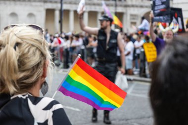 İngiltere 'deki Londra Onur Yürüyüşü sırasında kalabalıkta bir kadın tarafından tutulan küçük bir gökkuşağı bayrağı..