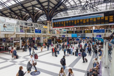 Londra 'daki kalabalık Liverpool Sokak İstasyonu' ndaki yolcuların ve banliyö sakinlerinin yüksek görüntüsü büyük bir ulaşım merkezinin dinamik atmosferini yakalıyor. Londra, İngiltere, 7 Temmuz 2024