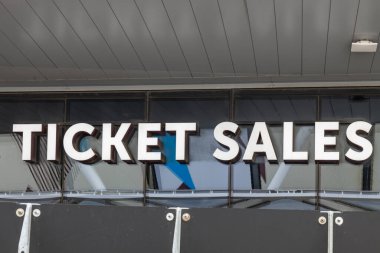 Müşterileri satın alma alanına yönlendiren açık bilet satışı tabelası.